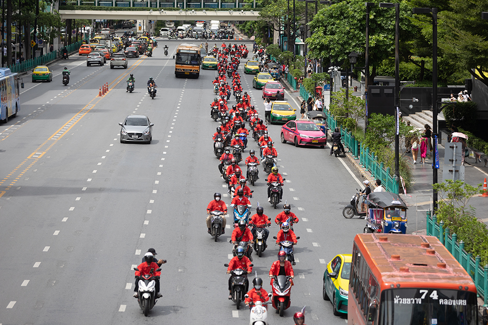 CPF ยกทัพไรเดอร์ ลุยแจกฟรี! 'ไส้กรอก ซีพี' กินดีทุกเช้า ย่านธุรกิจกลางกรุง