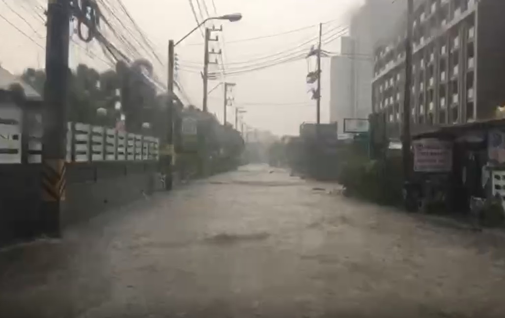 ฝนถล่มพัทยาอย่างหนัก รถดับกลางน้ำหลายคัน! ฝนถล่มพัทยาอย่างหนัก รถดับกลางน้ำหลายคัน!
