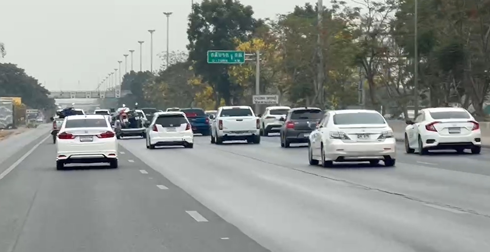 เช็กจราจรล่าสุด ถนนมิตรภาพ ติดหนึบ ต้องเปิดช่องทางพิเศษระบายรถ