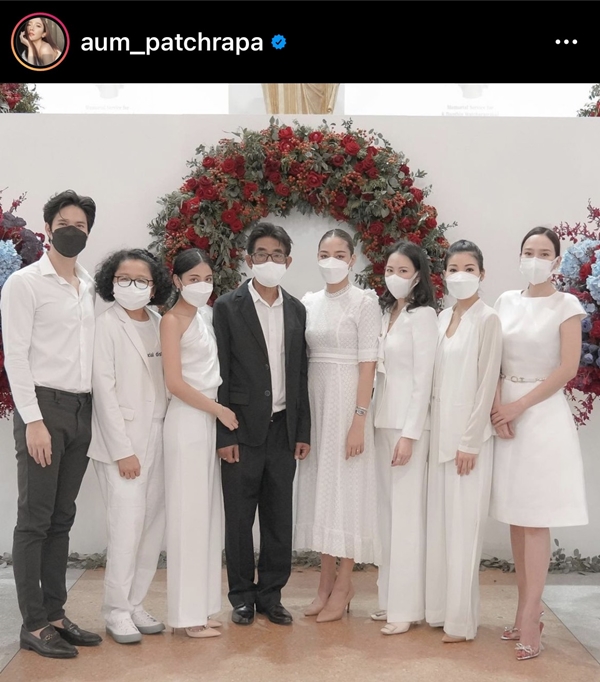 อั้ม พัชราภา โพสต์ภาพกอดให้กำลังใจ ปุ๊กลุก บอก จะอยู่เคียงข้างตลอดไป