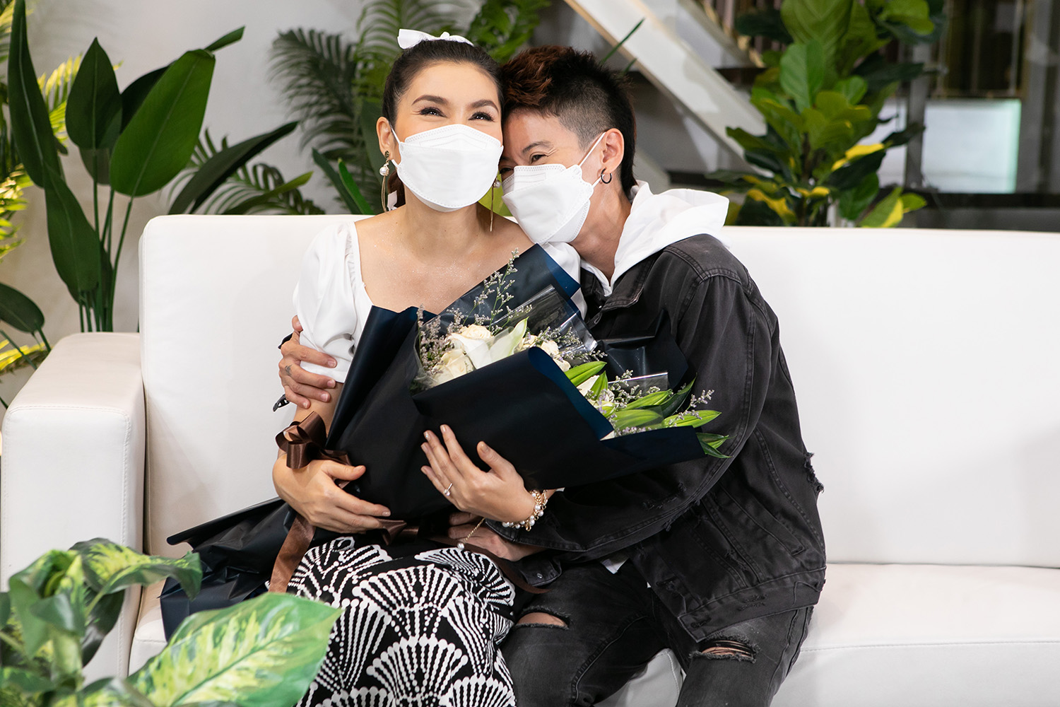 ฝน ธนสุนธร สุดเซอร์ไพรส์แฟนคุกเข่าขอแต่งงานกลางรายการ ฝน ธนสุนธร สุดเซอร์ไพรส์แฟนคุกเข่าขอแต่งงานกลางรายการ