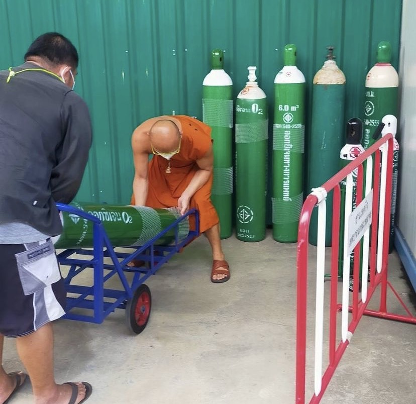 เชียร์ ฑิฆัมพร มอบถังออกซิเจน ให้ที่ รพ.สนามวัดช่องลม เชียร์ ฑิฆัมพร มอบถังออกซิเจน ให้ที่ รพ.สนามวัดช่องลม