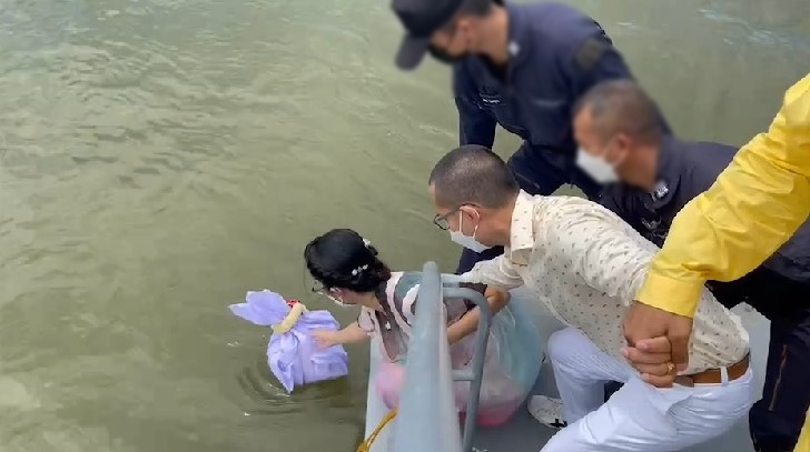 พิธีเก็บอัฐิและลอยอังคาร ต้อย เศรษฐา ศิระฉายา ศิลปินแห่งชาติ พิธีเก็บอัฐิและลอยอังคาร ต้อย เศรษฐา ศิระฉายา ศิลปินแห่งชาติ