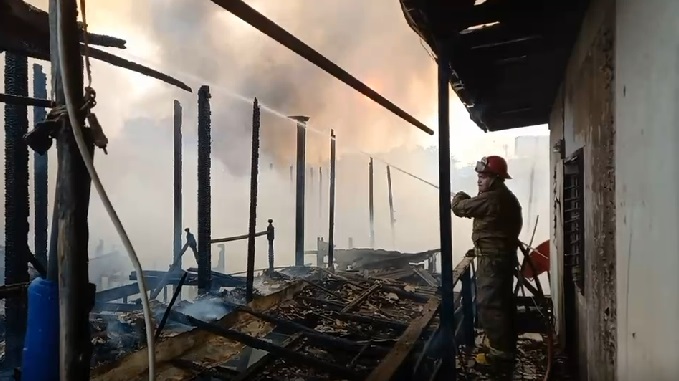 ด่วน! ไฟไหม้บ้านปชช. ภายในซอยสุขสวัสดิ์ 38 จนท.เร่งคุมเพลิง ด่วน! ไฟไหม้บ้านปชช. ภายในซอยสุขสวัสดิ์ 38 จนท.เร่งคุมเพลิง