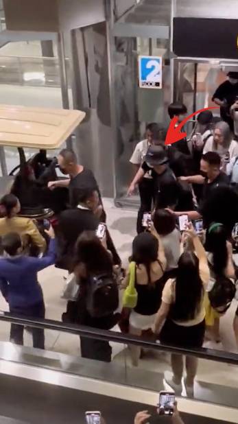ห่วงความปลอดภัย!! 'หวังอี้ป๋อ' ถูกรุมล้อมที่สนามบิน หลังเดินทางถึงเมืองไทย
