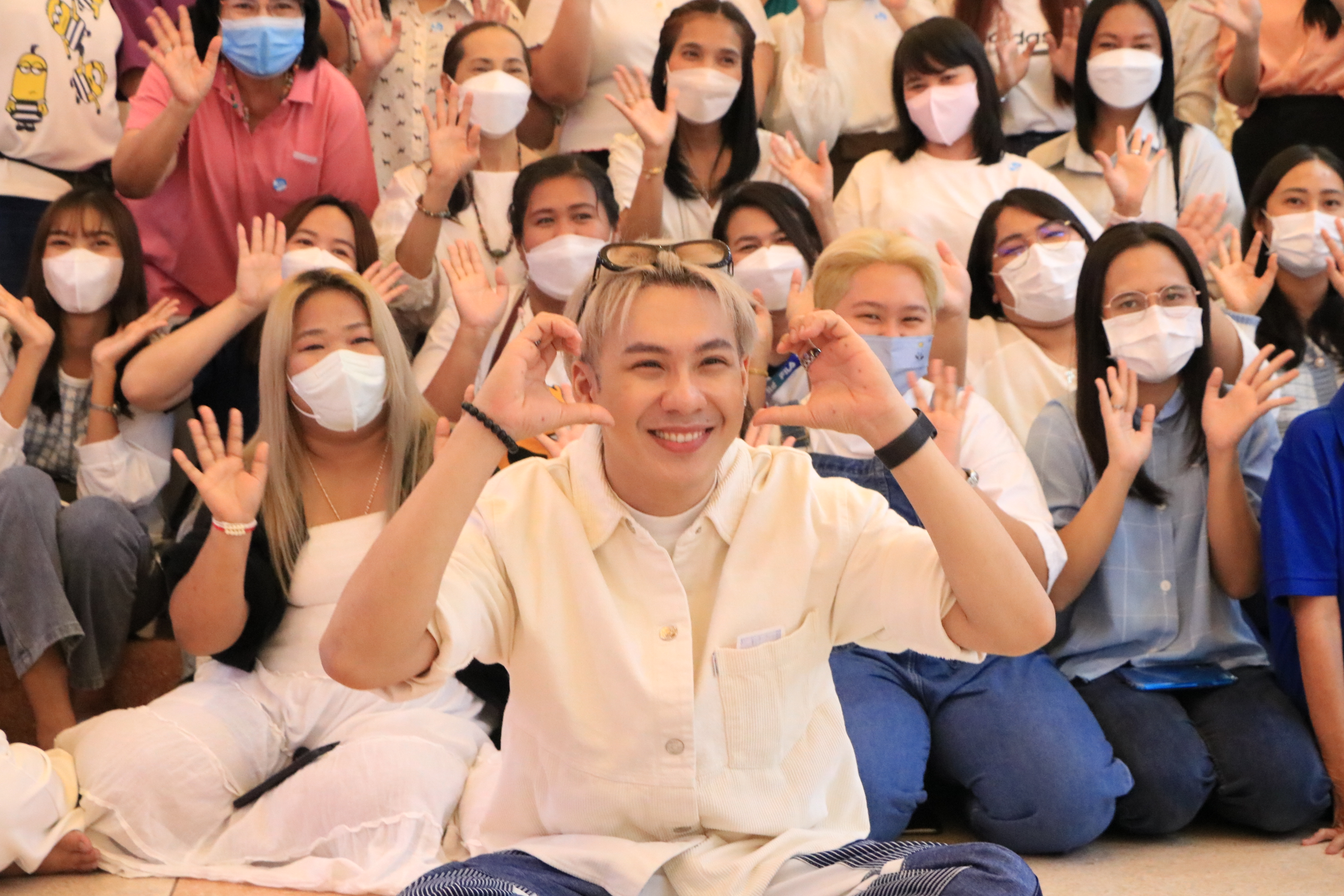 “ตั้ม-วราวุธ” ควงพ่อแม่และแฟนคลับ ร่วมทำบุญวันเกิดอายุครบ 29 ปี “ตั้ม-วราวุธ” ควงพ่อแม่และแฟนคลับ ร่วมทำบุญวันเกิดอายุครบ 29 ปี