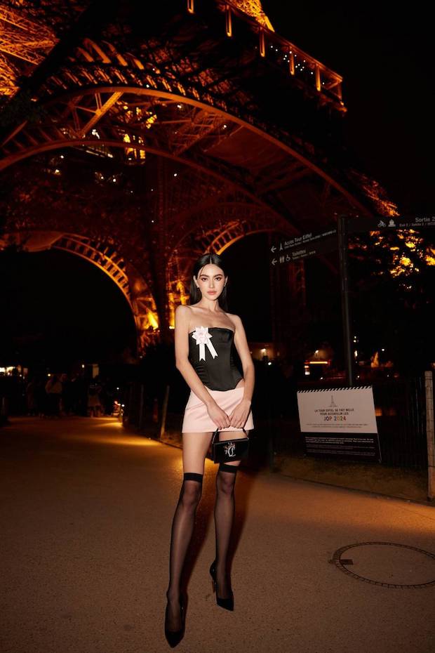 เดินสับบนรันเวย์โลก!! ‘ใหม่ ดาวิกา’ เดินแบบประชันดารานางแบบโลกที่ปารีส