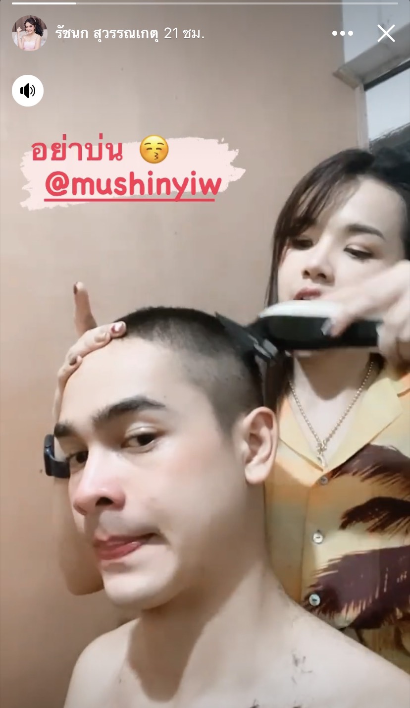 เจนนี่ เป็นช่างตัดผมให้ ยิว ฉลองครบ 2 เดือน ได้ตุ๊กตาหมีตัวใหญ่ เจนนี่ เป็นช่างตัดผมให้ ยิว ฉลองครบ 2 เดือน ได้ตุ๊กตาหมีตัวใหญ่