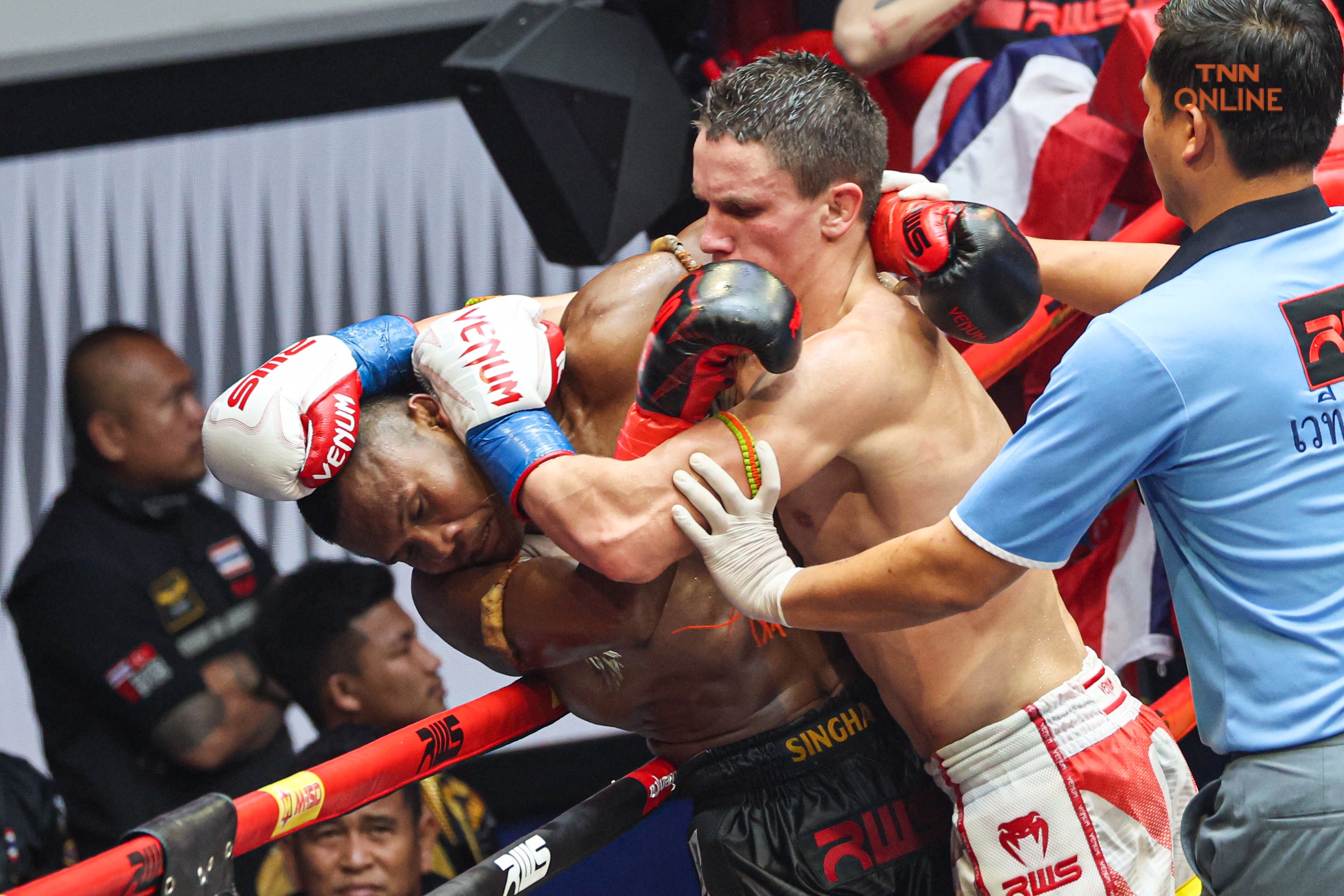 มวยมันส์ส่งท้ายปี บัวขาว-เยฟิเมนโก้ มีดีทั้งคู่ต่อยครบ 3 ยก มวยมันส์ส่งท้ายปี บัวขาว-เยฟิเมนโก้ มีดีทั้งคู่ต่อยครบ 3 ยก