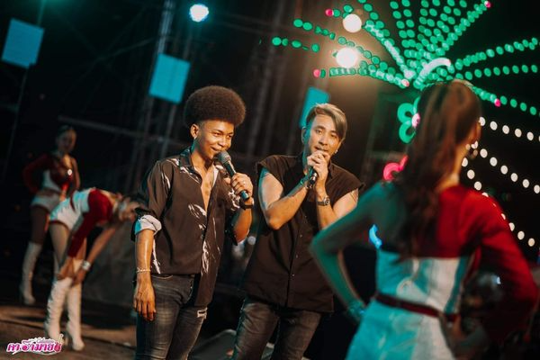 ใจป้ำ! หนุ่ม กรรชัย ซื้อตั๋วเครื่องบินให้ บอล-โชค ไปโชว์งานคู่ ใจป้ำ! หนุ่ม กรรชัย ซื้อตั๋วเครื่องบินให้ บอล-โชค ไปโชว์งานคู่