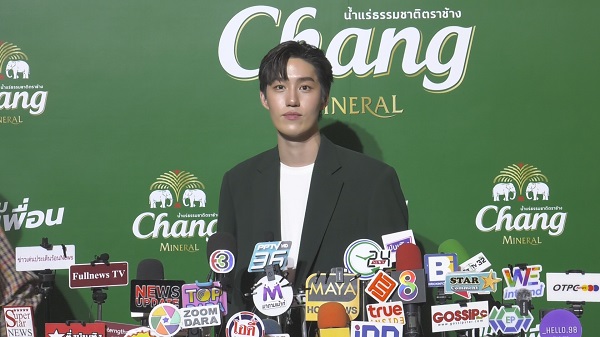 “ต่อ ธนภพ” ให้รอลุ้นลงละครประกบคู่ “แอน ทองประสม”   (มีคลิป)