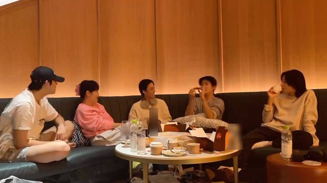 เสด็จแม่แฮปปี้!! ‘คิมฮเยซู’ ปาร์ตี้กับลูกชายในซีรีส์ ‘ใต้ร่มราชินี’ ครบทีม เสด็จแม่แฮปปี้!! ‘คิมฮเยซู’ ปาร์ตี้กับลูกชายในซีรีส์ ‘ใต้ร่มราชินี’ ครบทีม