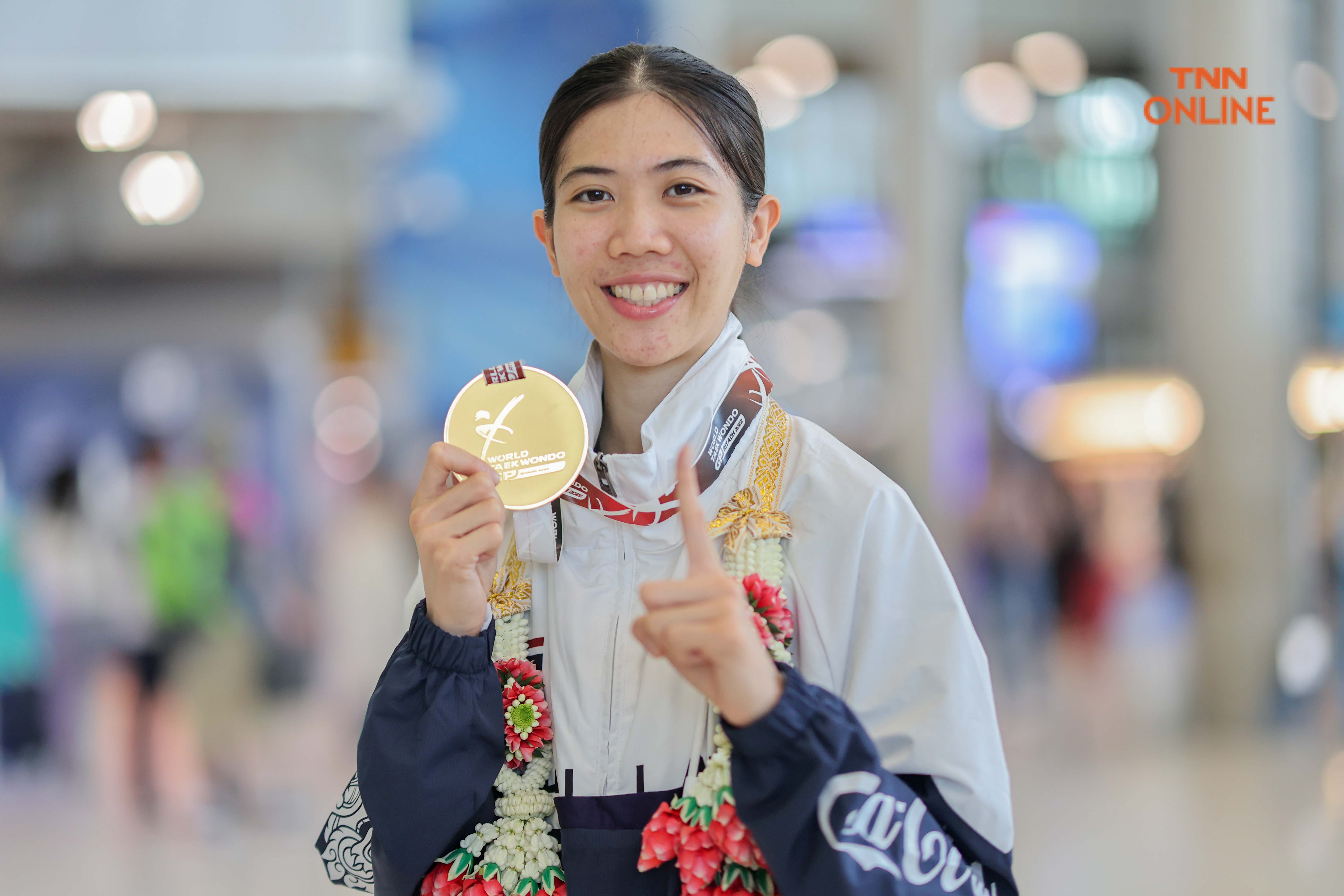 น้องเทนนิสเดินทางกลับถึงไทย พร้อมคว้ารางวัลนักกีฬาเทควันโดหญิงยอดเยี่ยมแห่งปี น้องเทนนิสเดินทางกลับถึงไทย พร้อมคว้ารางวัลนักกีฬาเทควันโดหญิงยอดเยี่ยมแห่งปี