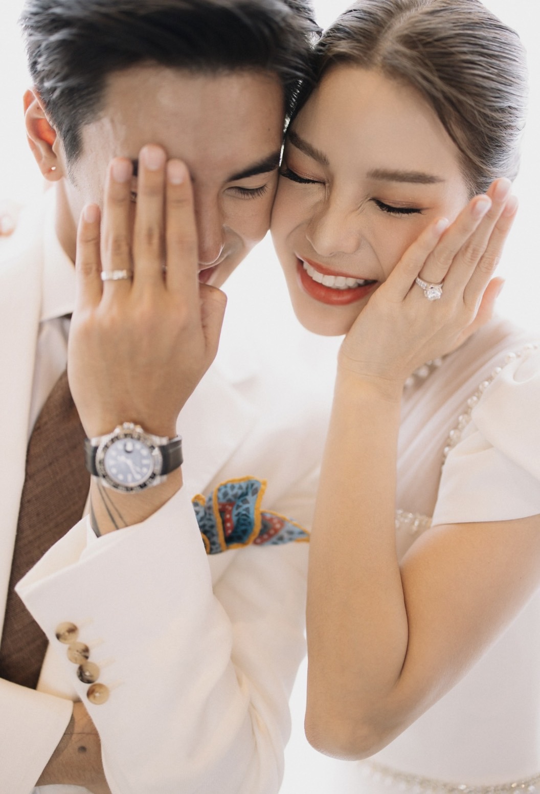 สละโสดแล้ว “หญิง เดอะสตาร์” ควงหนุ่มนักธุรกิจ เข้าพิธีหมั้น ท่ามกลางบรรยากาศแสนอบอุ่น สละโสดแล้ว “หญิง เดอะสตาร์” ควงหนุ่มนักธุรกิจ เข้าพิธีหมั้น ท่ามกลางบรรยากาศแสนอบอุ่น