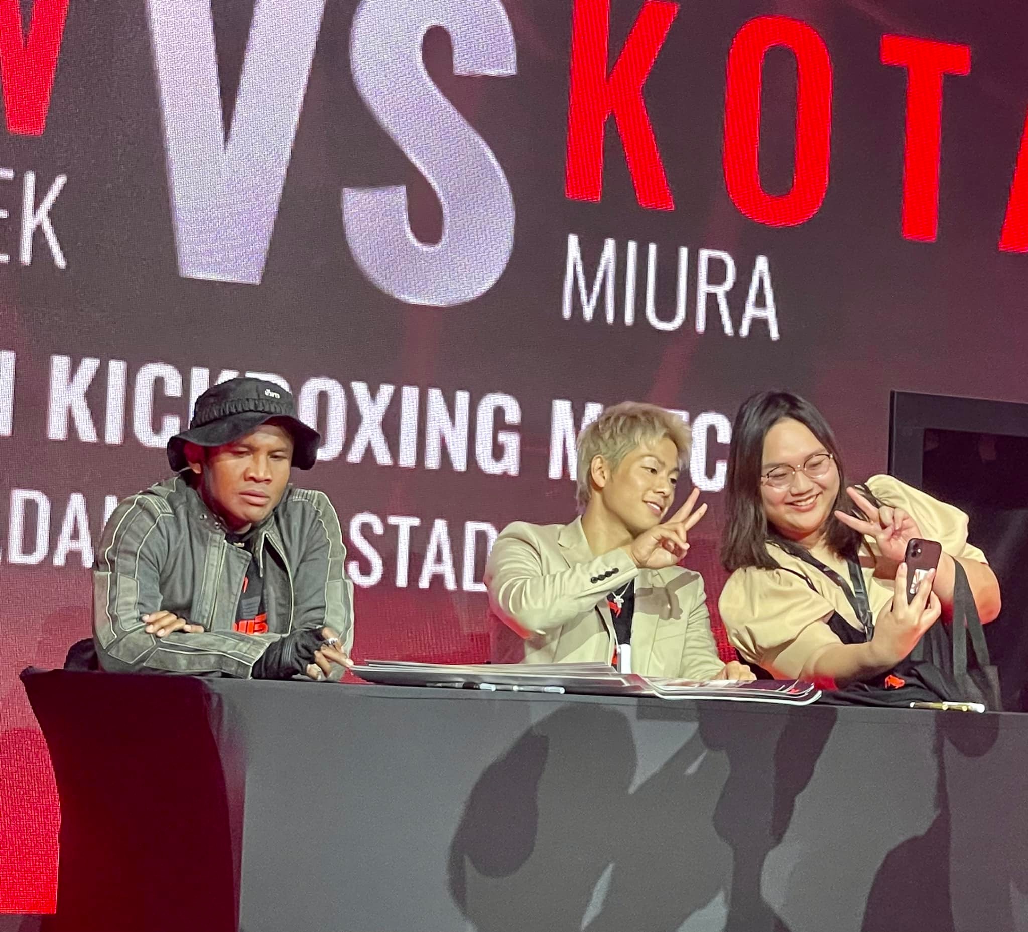  ‘บัวขาว’ แอบมองค้อนแถลงข่าวคู่ ‘โคตะ มิอุระ’ ชาวเน็ตวอนเมตตาน้องหน่อย