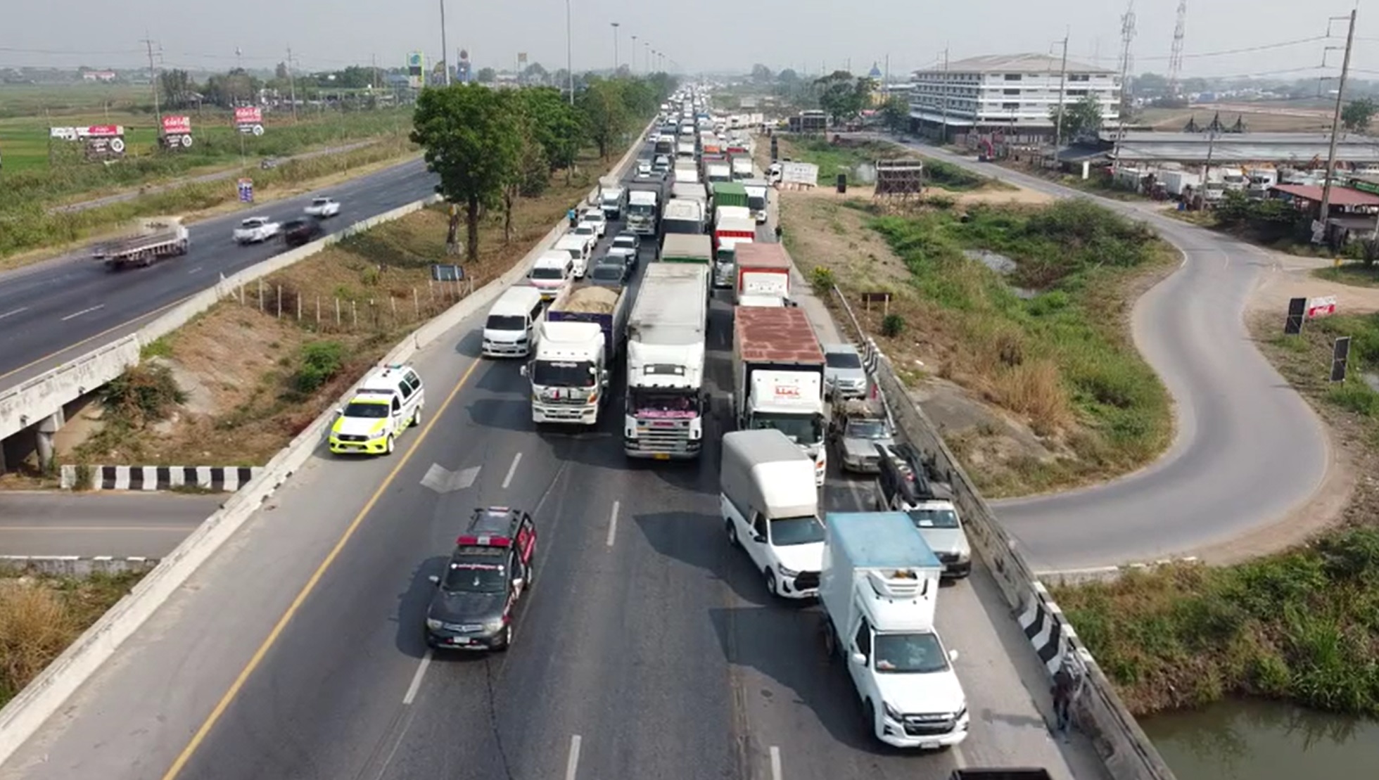 ถนนสายเอเชีย เป็นอัมพาธ! รถบรรทุกน้ำยาคาร์แคร์พลิกคว่ำกระจายเต็มถนน