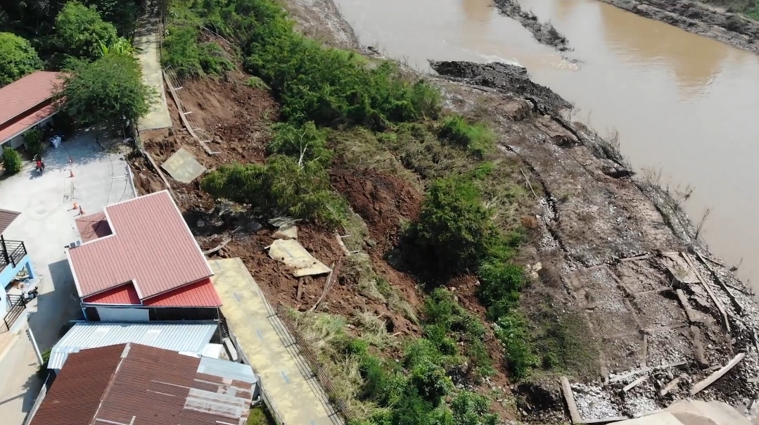 เปิดภาพนาทีระทึก! เสียงดังสนั่น ตลิ่งน้ำ จ.เลย ดินสไลด์พังถล่ม เปิดภาพนาทีระทึก! เสียงดังสนั่น ตลิ่งน้ำ จ.เลย ดินสไลด์พังถล่ม