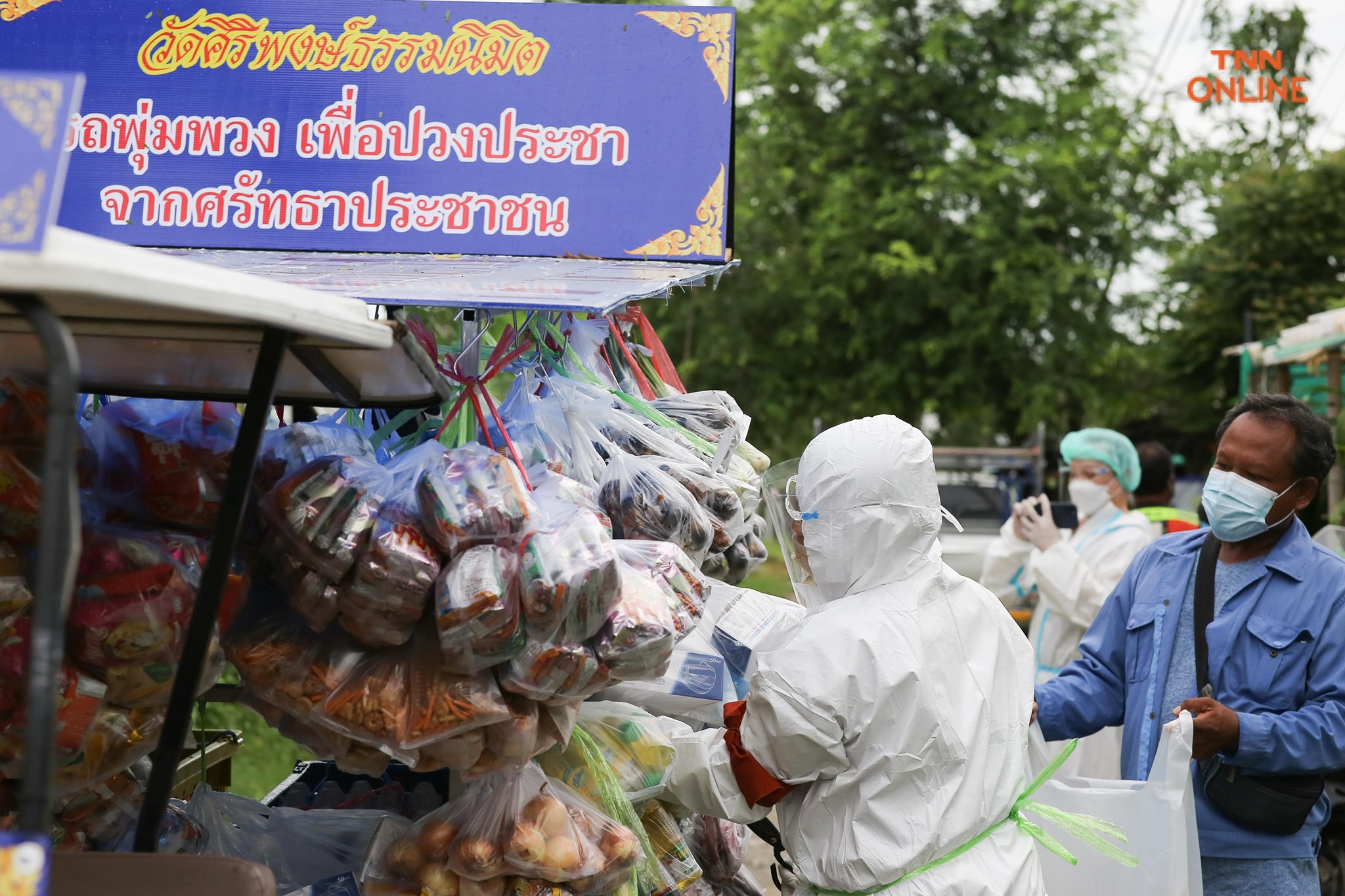 พระไทยดังทั่วโลกรอยเตอร์ตีข่าวช่วยญาติ-โยมเดือดร้อนจากโควิด ด้วยรถพุ่มพวง