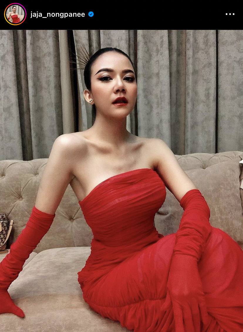 จ๊ะ มอบเงินปึกหนาให้ พ่อ-แม่ เป็นของขวัญปีใหม่