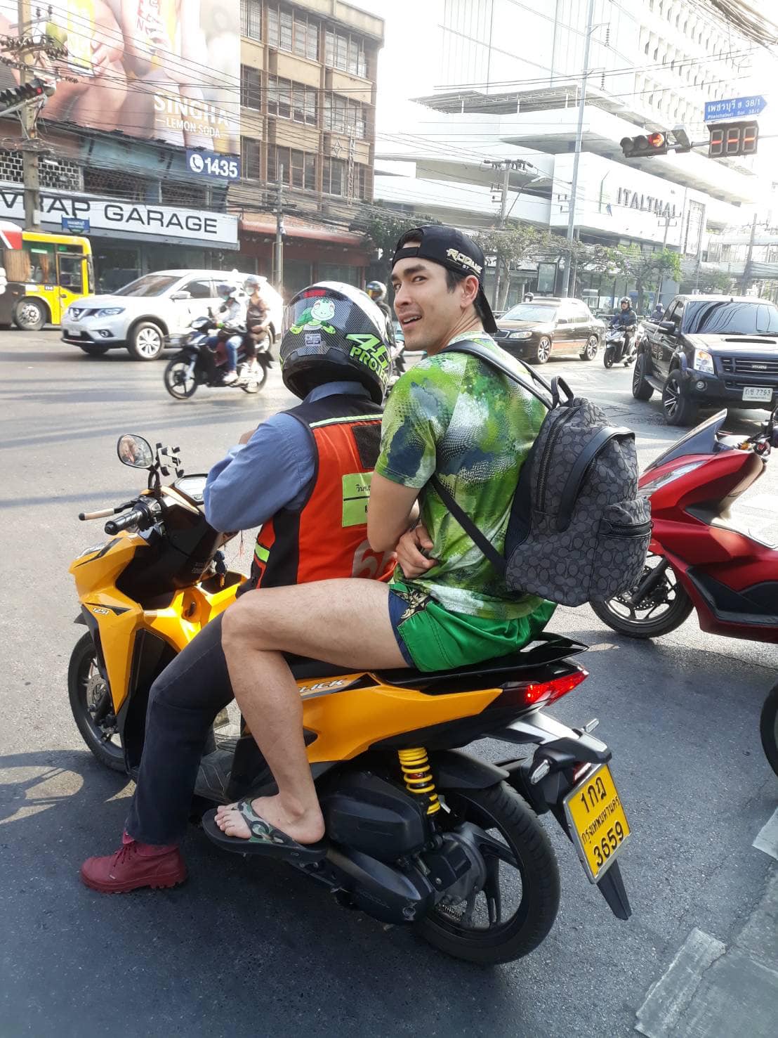 รวมคนบันเทิง แว้นมอเตอร์ไซค์ฝ่ารถติดไปทำงาน รวมคนบันเทิง แว้นมอเตอร์ไซค์ฝ่ารถติดไปทำงาน