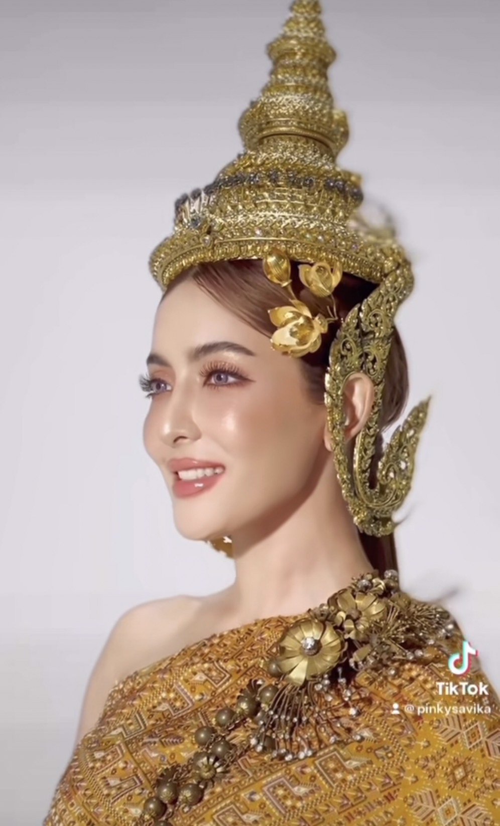 ตะลึง!พิ้งกี้ สาวิกา เเปลงโฉมใส่ชุดไทย ต้อนรับเทศกาลสงกรานต์ 