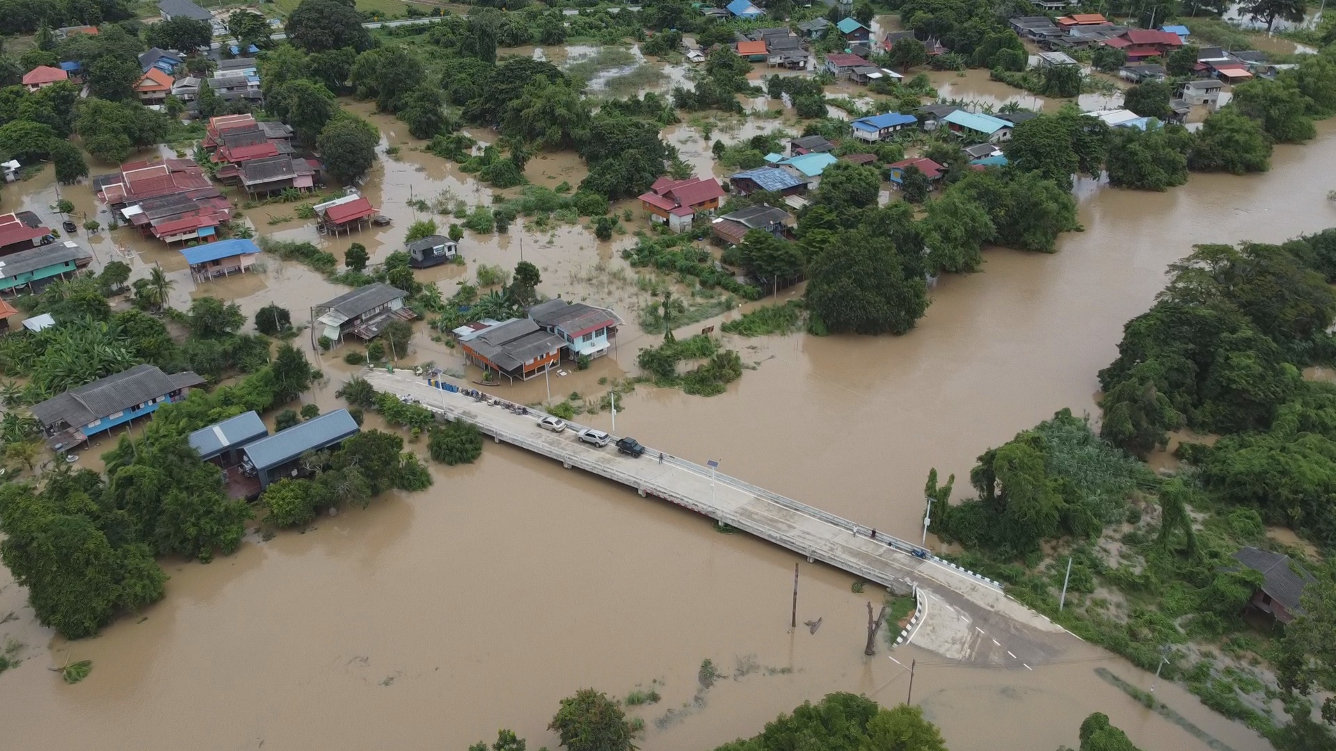 สถานการณ์น้ำท่วม อยุธยา 2 ฝั่งคลองบางบาล ยังท่วมสูง