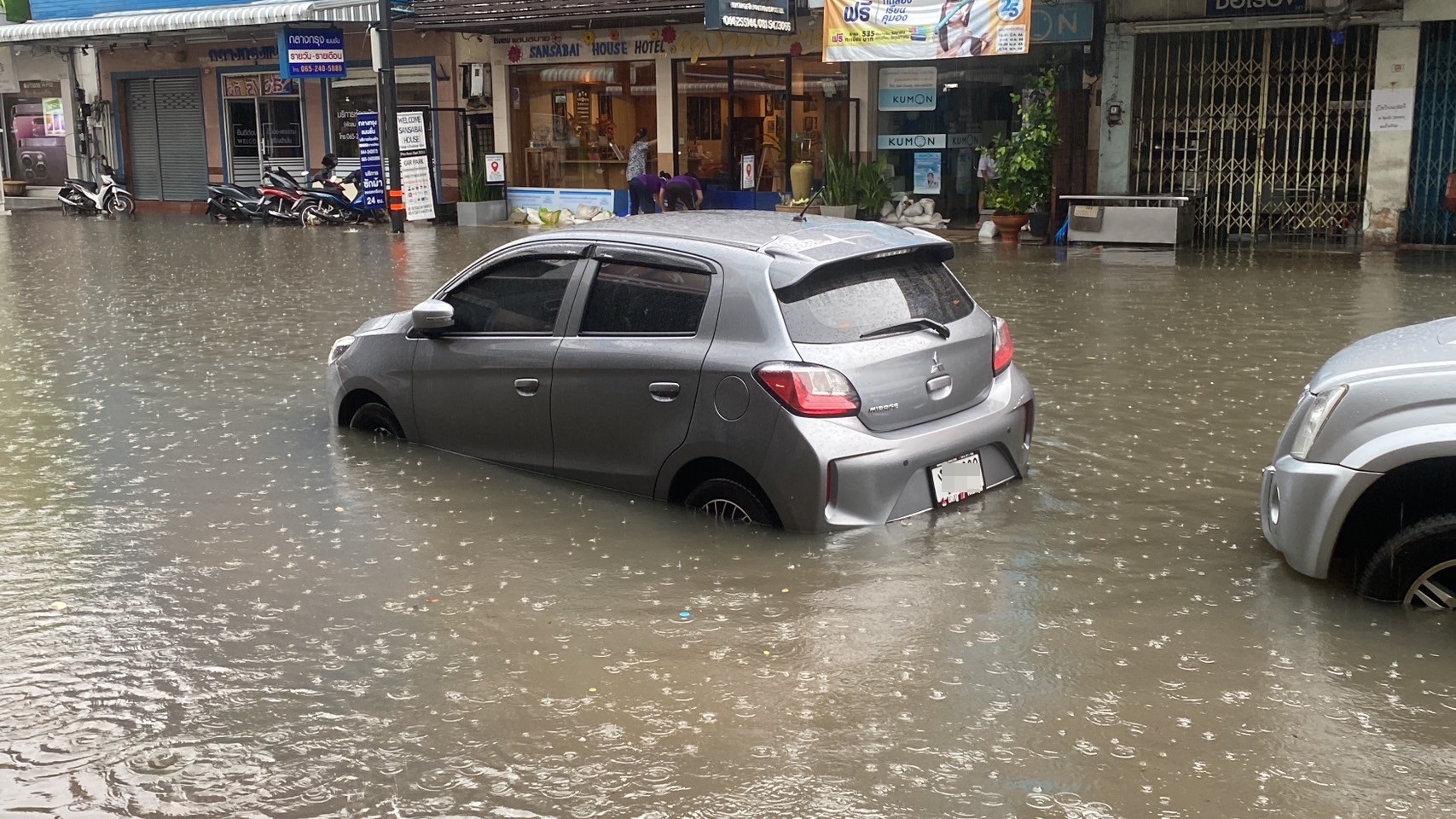 ฝนถล่มโคราช! น้ำท่วมหลายพื้นที่ บางจุดเกือบท่วมล้อรถยนต์ รถเล็กสัญจรลำบาก 