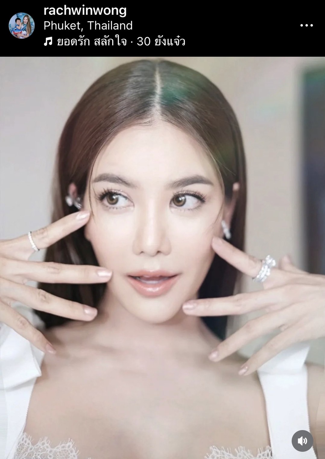 ก้อย แชร์โมเมนต์ ตูน เซอร์ไพรส์น้องๆ มอบทุนการศึกษา อุปกรณ์กีฬาและเลี้ยงอาหารกลางวัน