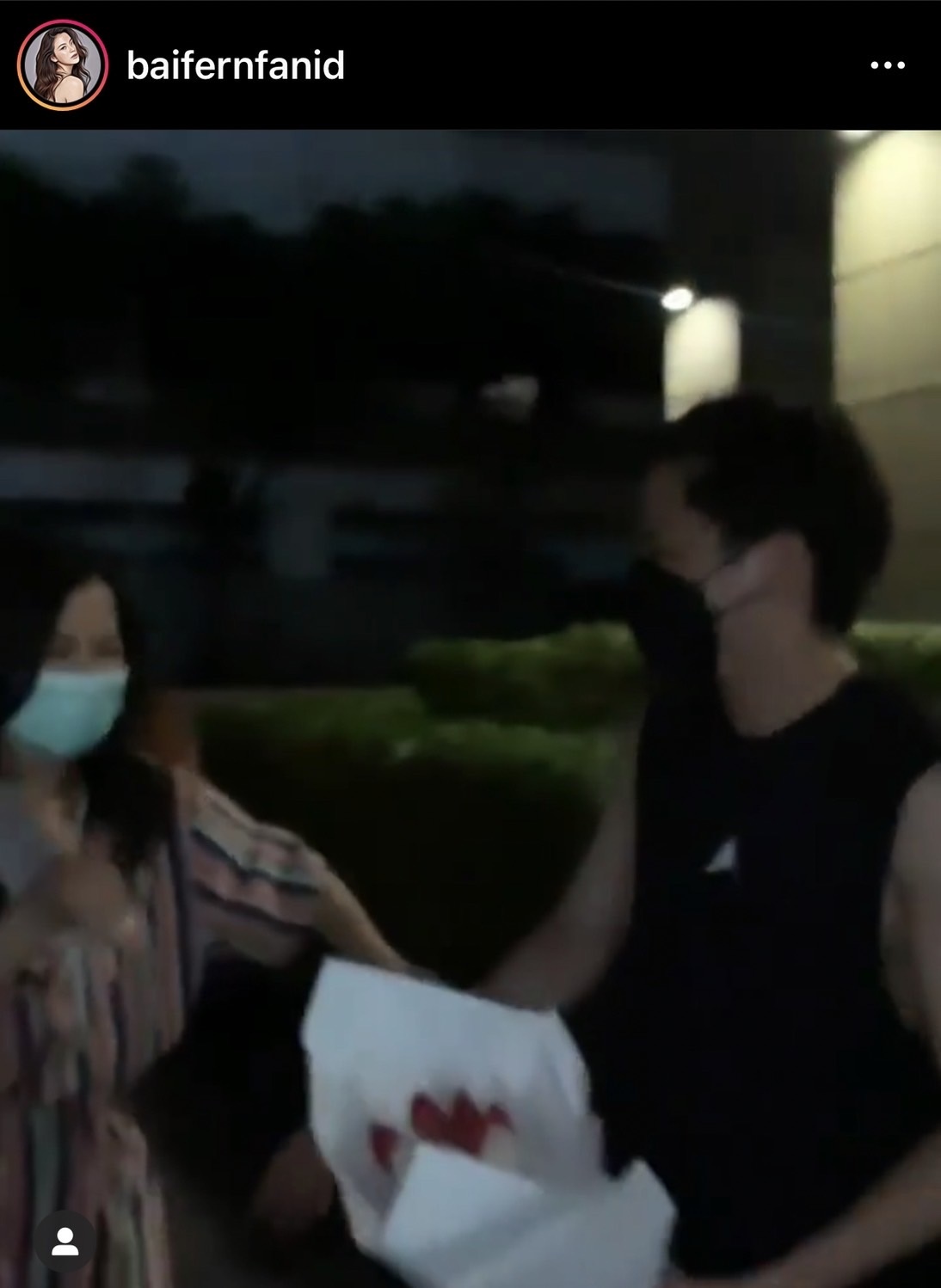 มาร์ช หอบดอกไม้มอบให้ ใบเฟิร์น กลางดึกเป็นของขวัญวันเกิด มาร์ช หอบดอกไม้มอบให้ ใบเฟิร์น กลางดึกเป็นของขวัญวันเกิด