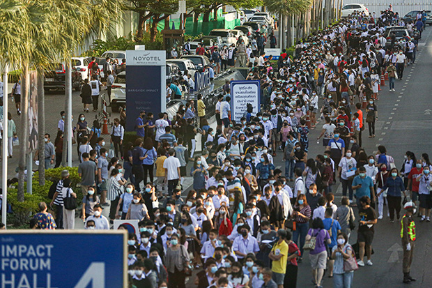 นร.แห่สอบเข้าม.4เตรียมอุดมฯแน่นเมืองทอง แนะเลี่ยงจราจร