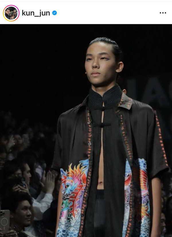 เคน-หน่อย เชียร์ติดขอบ! ลูกชายขึ้นเวทีแฟชั่นโชว์ โตเป็นหนุ่มแล้วหล่อเท่แพ็คคู่ เคน-หน่อย เชียร์ติดขอบ! ลูกชายขึ้นเวทีแฟชั่นโชว์ โตเป็นหนุ่มแล้วหล่อเท่แพ็คคู่