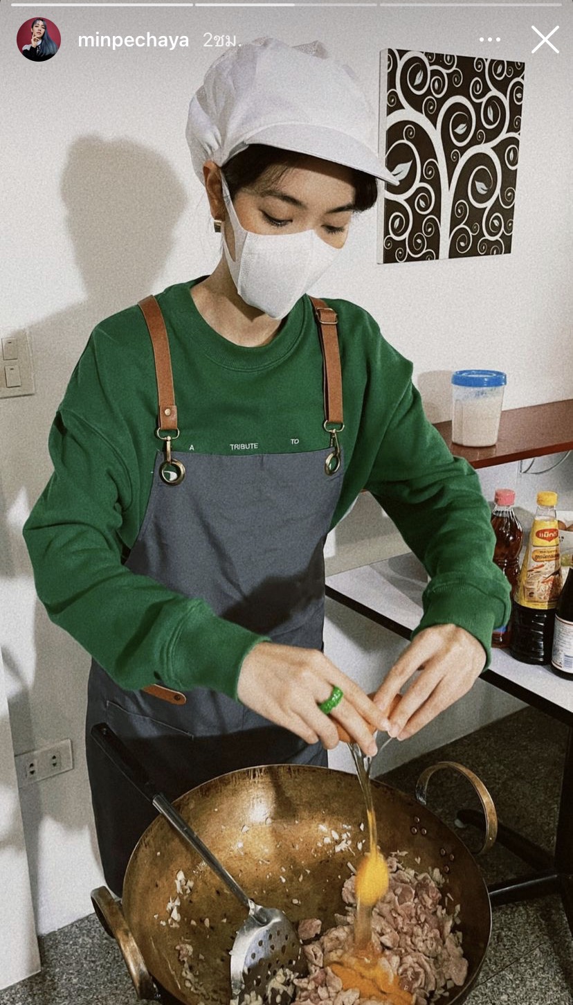 ลงมือเองทุกขั้นตอน มิน พีชญา ปรุงอาหารแจกผู้เดือดร้อนจากโควิด-19 ลงมือเองทุกขั้นตอน มิน พีชญา ปรุงอาหารแจกผู้เดือดร้อนจากโควิด-19