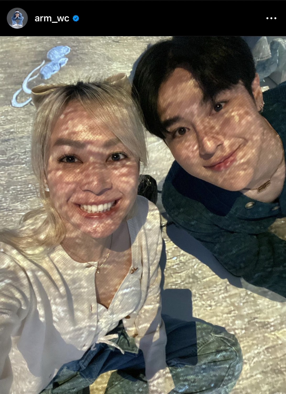 คู่จริงหรือคอนเทนต์!? อาร์ม ควง โฟร์ เที่ยวนิทรรศการหวานฉ่ำ