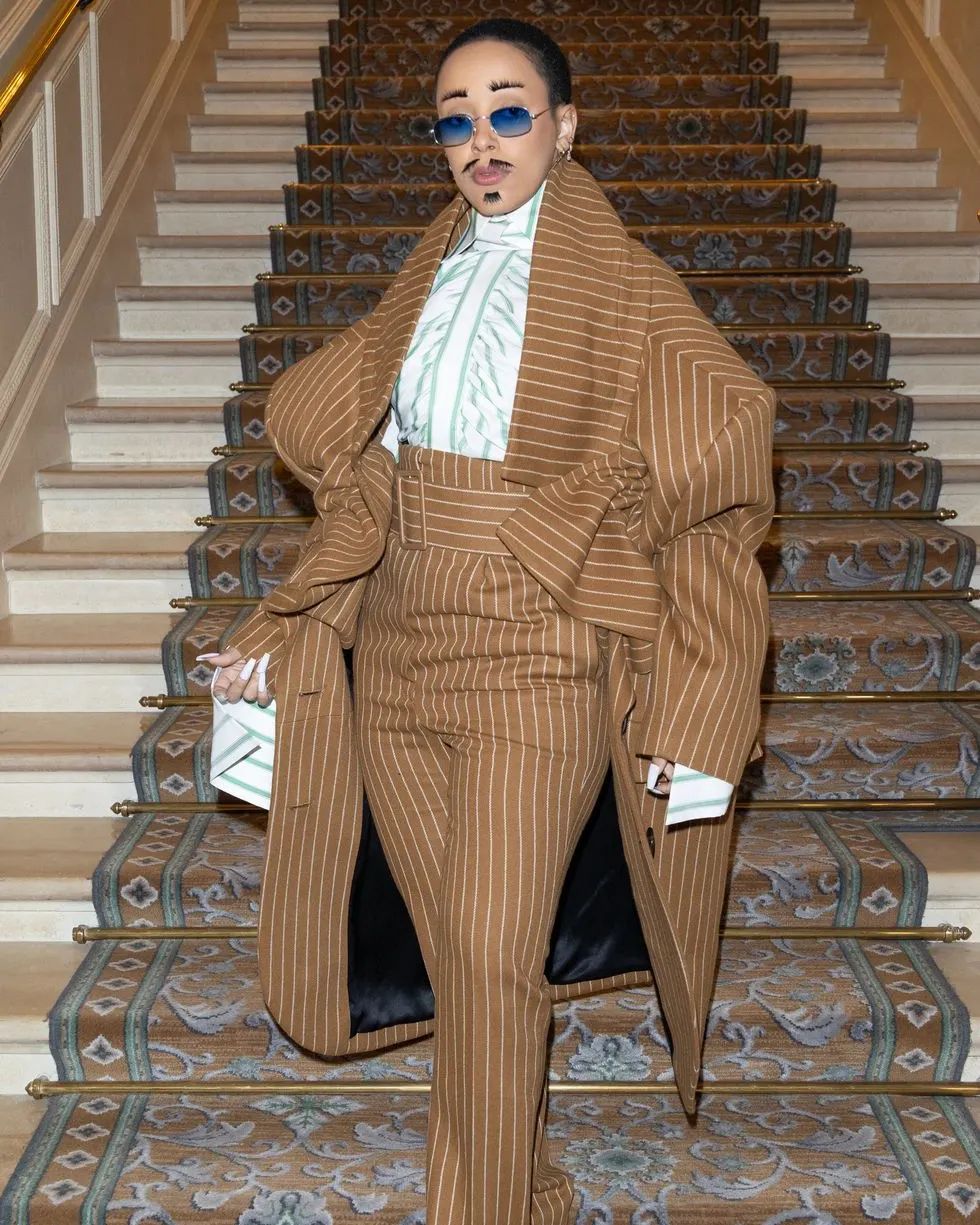 ตัวตึงที่ปารีส!! ‘โดจา แคท’ ชวนตื่นตารายวันกับลุคนั่งชมแฟชั่นโชว์