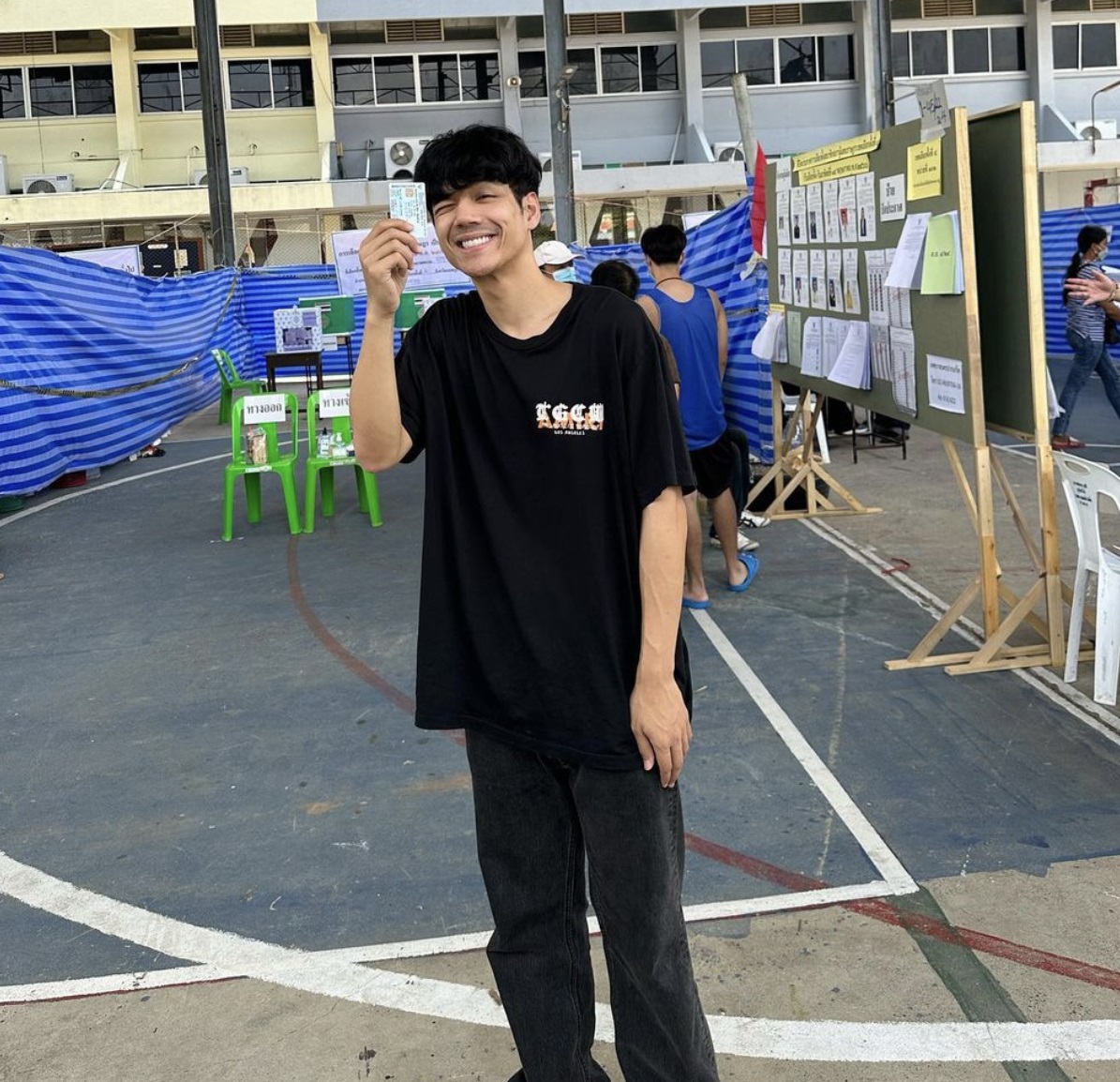 เลือกตั้ง 2566 ประมวลภาพ คนบันเทิง ใช้สิทธิเลือกตั้งช่วงบ่าย