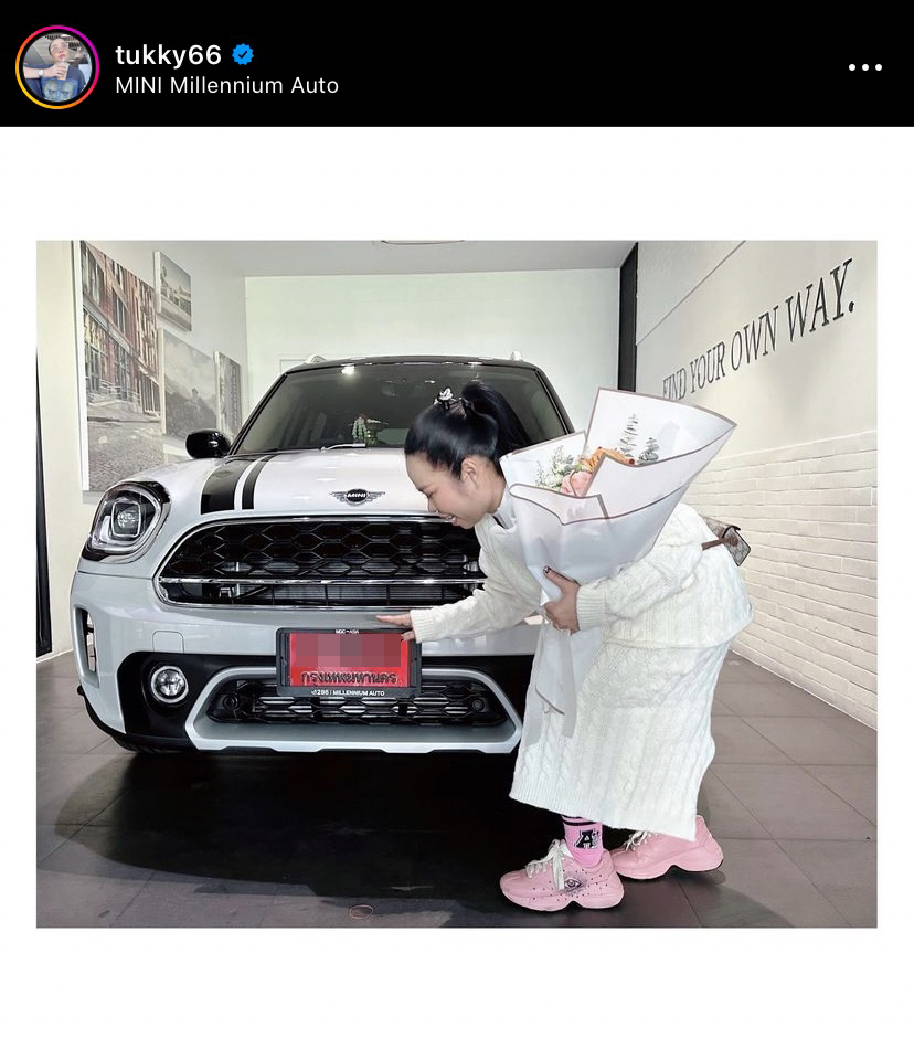 ตุ๊กกี้ ออกรถหรู ทำชาวเน็ตแห่ส่องป้ายทะเบียน!