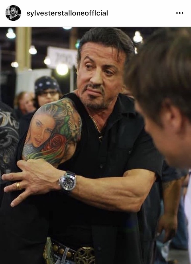 ภรรยาฟ้องหย่า!! ‘ซิลเวสเตอร์ สตอลโลน’ ไม่กี่วันหลังสักภาพสุนัขทับหน้าฝ่ายหญิงที่ต้นแขน ภรรยาฟ้องหย่า!! ‘ซิลเวสเตอร์ สตอลโลน’ ไม่กี่วันหลังสักภาพสุนัขทับหน้าฝ่ายหญิงที่ต้นแขน