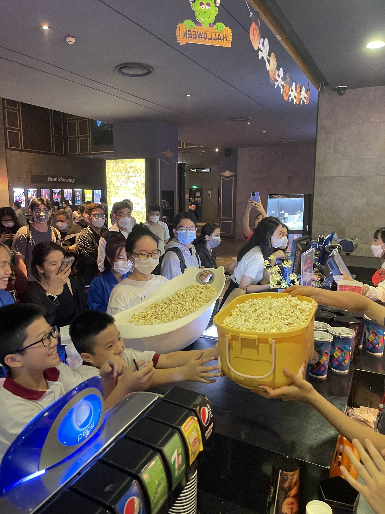 ไวรัลสุดฮา! โรงหนังเวียดนามแจกป๊อปคอร์นฟรี! ลูกค้าจัดเต็มหิ้วกะละมังรอ
