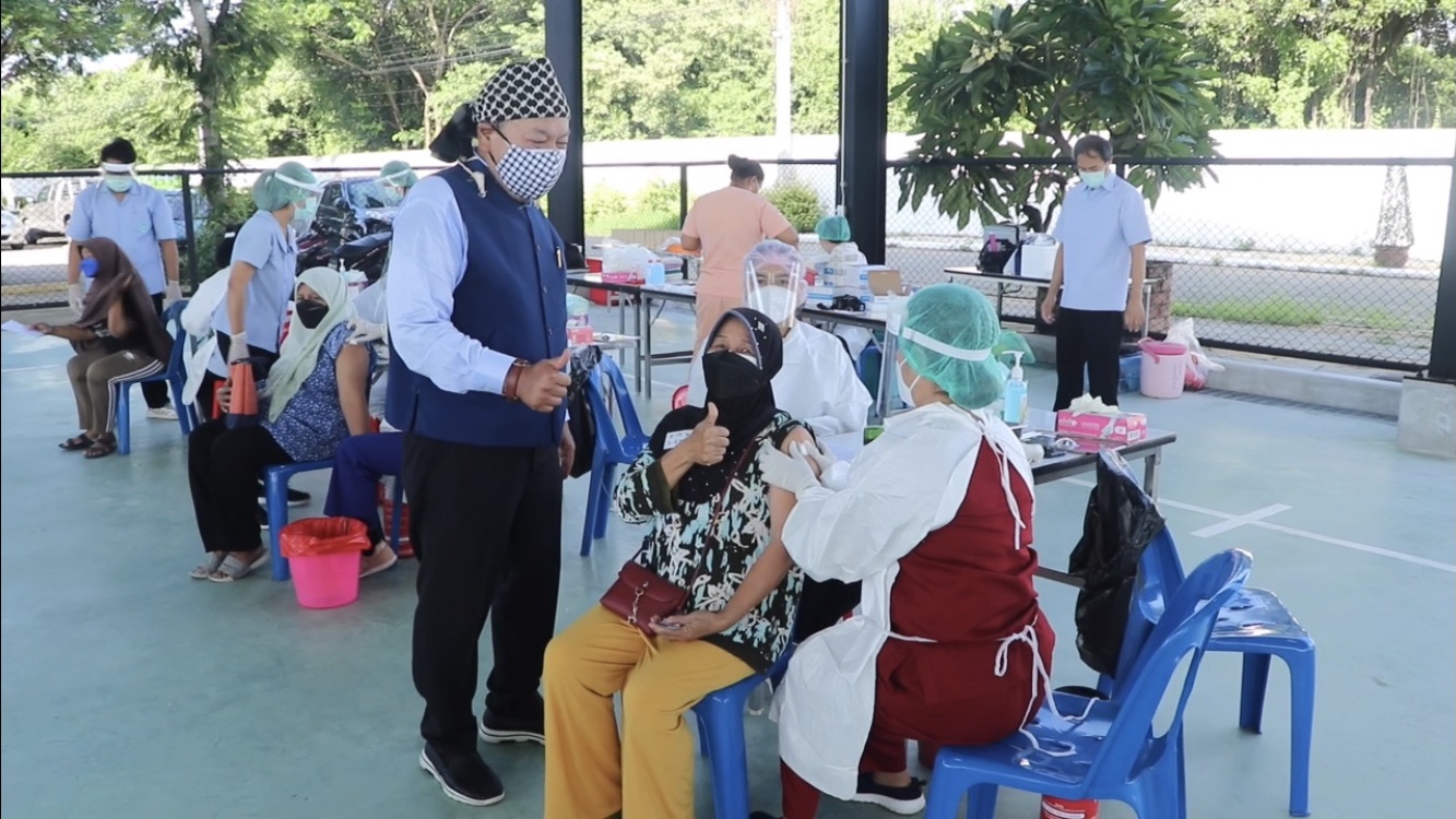 เร่งฉีดวัคซีนชุมชนท่าอิฐ หลังพบติดเชื้อโควิดนับพันราย