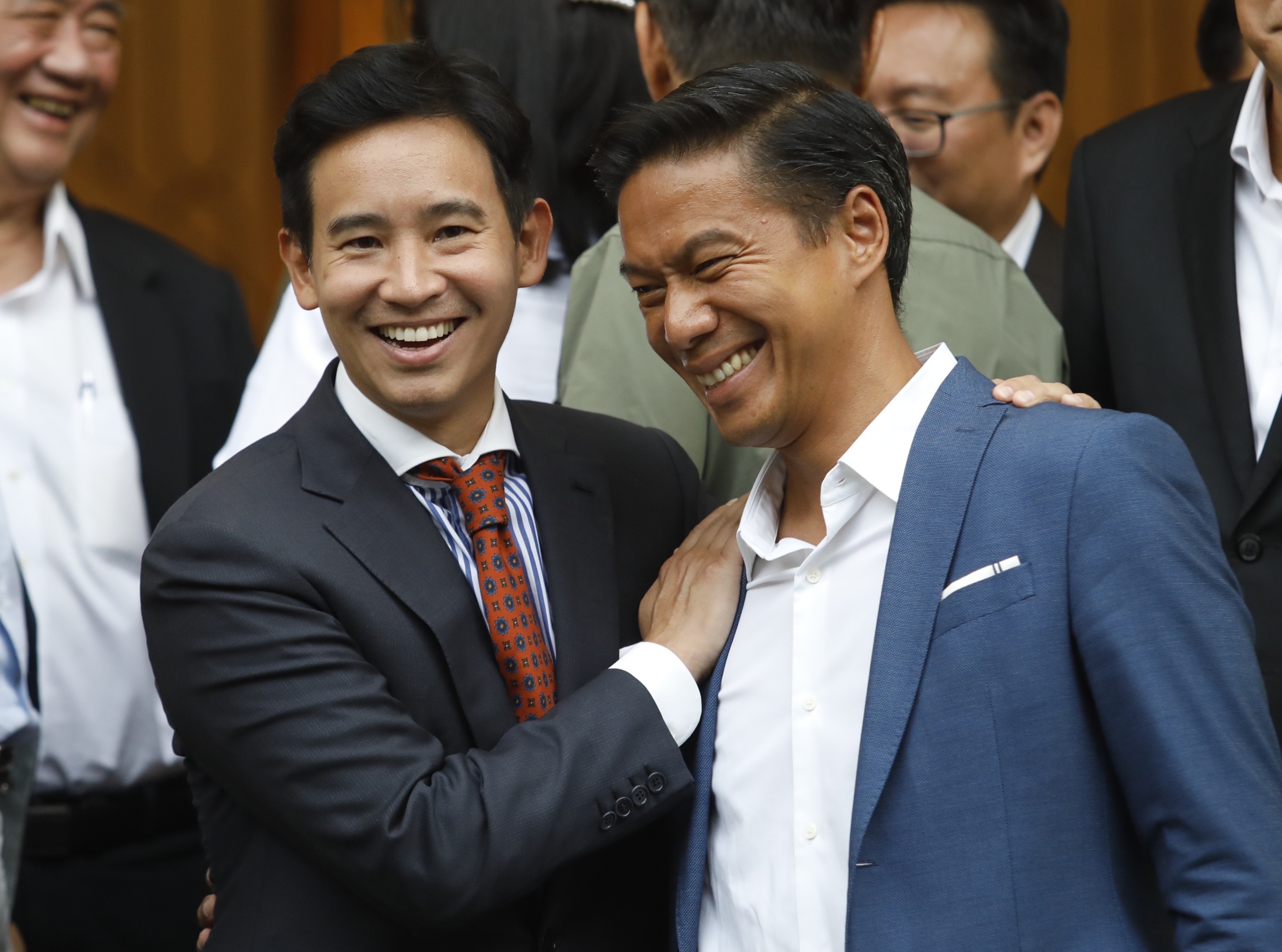 เลือกตั้ง 2566 พิธา พร้อม 5 พรรคการเมืองจับมือโชว์สื่อ คุยจัดตั้งรัฐบาลครั้งแรก