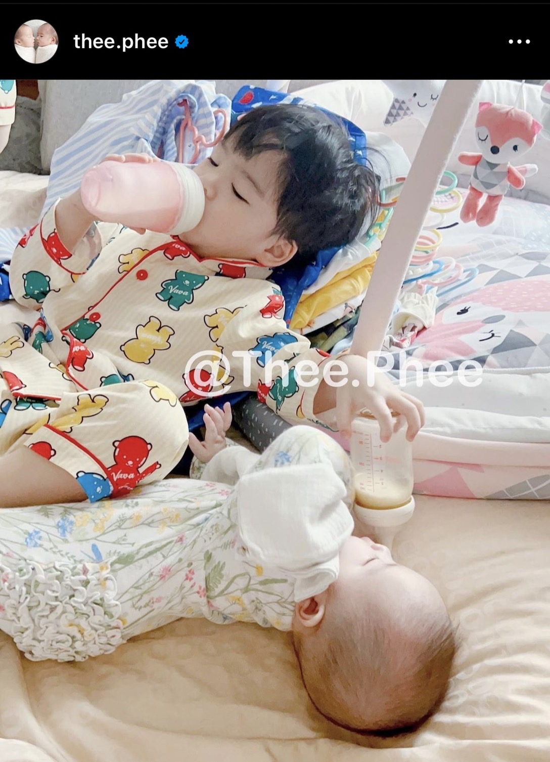 น่ารักไม่ไหว น้องพีร์ ป้อนนม น้องอัยวา ขณะที่มืออีกข้างป้อนตัวเอง เอ็นดูสุด! น่ารักไม่ไหว น้องพีร์ ป้อนนม น้องอัยวา ขณะที่มืออีกข้างป้อนตัวเอง เอ็นดูสุด!