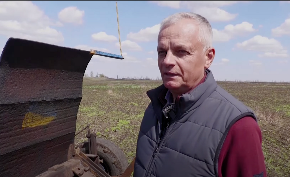 เกษตรกรชาวยูเครนดัดแปลงรถแทรกเตอร์กำจัดระเบิดที่ถูกฝังในพื้นไร่ เกษตรกรชาวยูเครนดัดแปลงรถแทรกเตอร์กำจัดระเบิดที่ถูกฝังในพื้นไร่