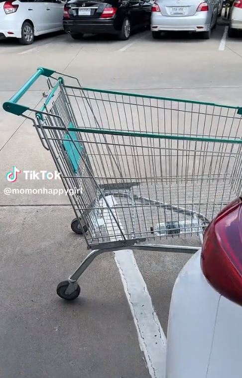 เจอเรื่องให้ต้องเหวี่ยง โม มนชนก ฉะคนเข็นรถเข็นบังท้ายรถ แต่ชาวเน็ตคอมเมนต์เห็นต่าง