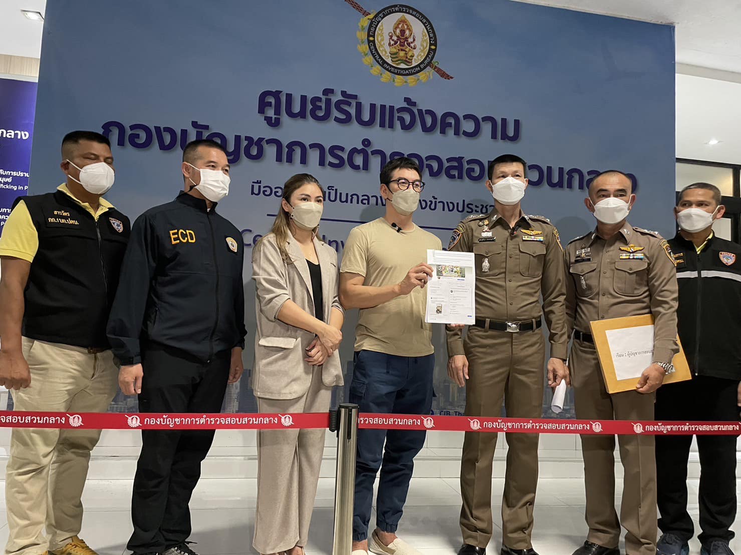 ชาคริต แย้มนาม พร้อมภรรยา เข้าแจ้งความ ปคบ.ล่าคนร้ายปลอมเพจหลอกขายทุเรียน