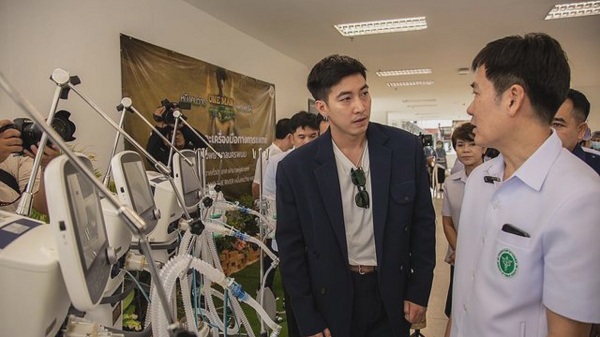 “โตโน่” ส่งมอบอุปกรณ์การแพทย์มูลค่ากว่า 100 ล้านบาท  (มีคลิป)