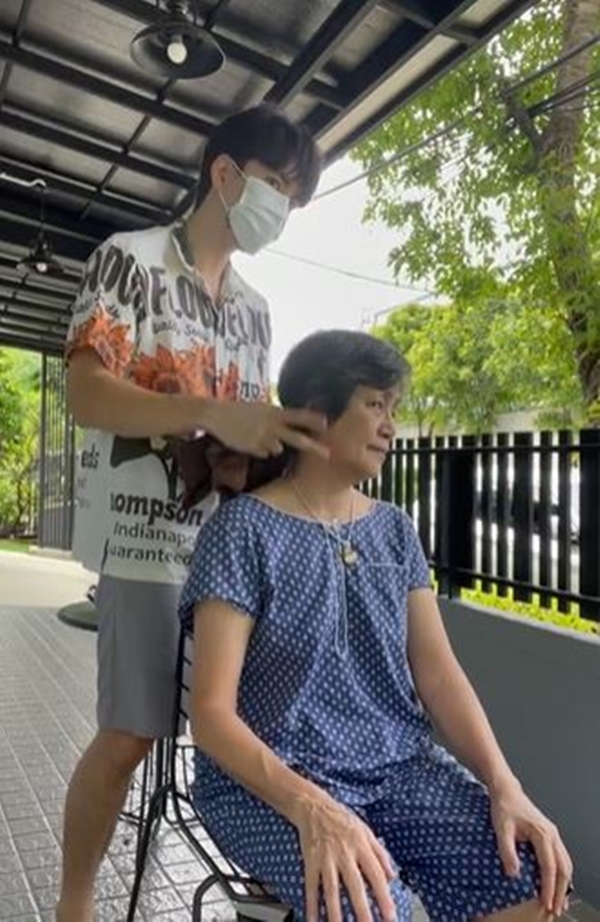 นิว วงศกร รับบทช่างตัดผม ให้คุณแม่ ในยุคโควิด-19
