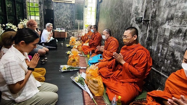 “ปู แบล็คเฮด” พา “แจนจัง” ทำบุญครบรอบ 1 ปีจากไปของ “นุ๊กซี่” (คลิป)