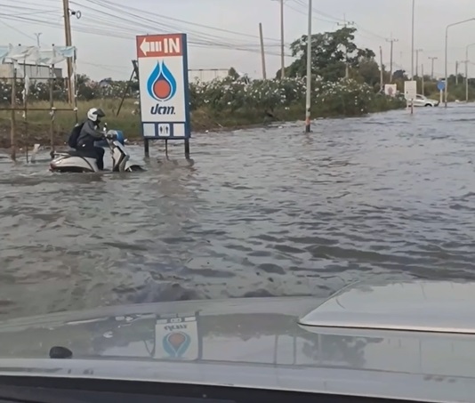 เปิดภาพน้ำทะเลหนุนสูงท่วม ตลาดปากน้ำ ถนนหลายสายจราจรติดขัด