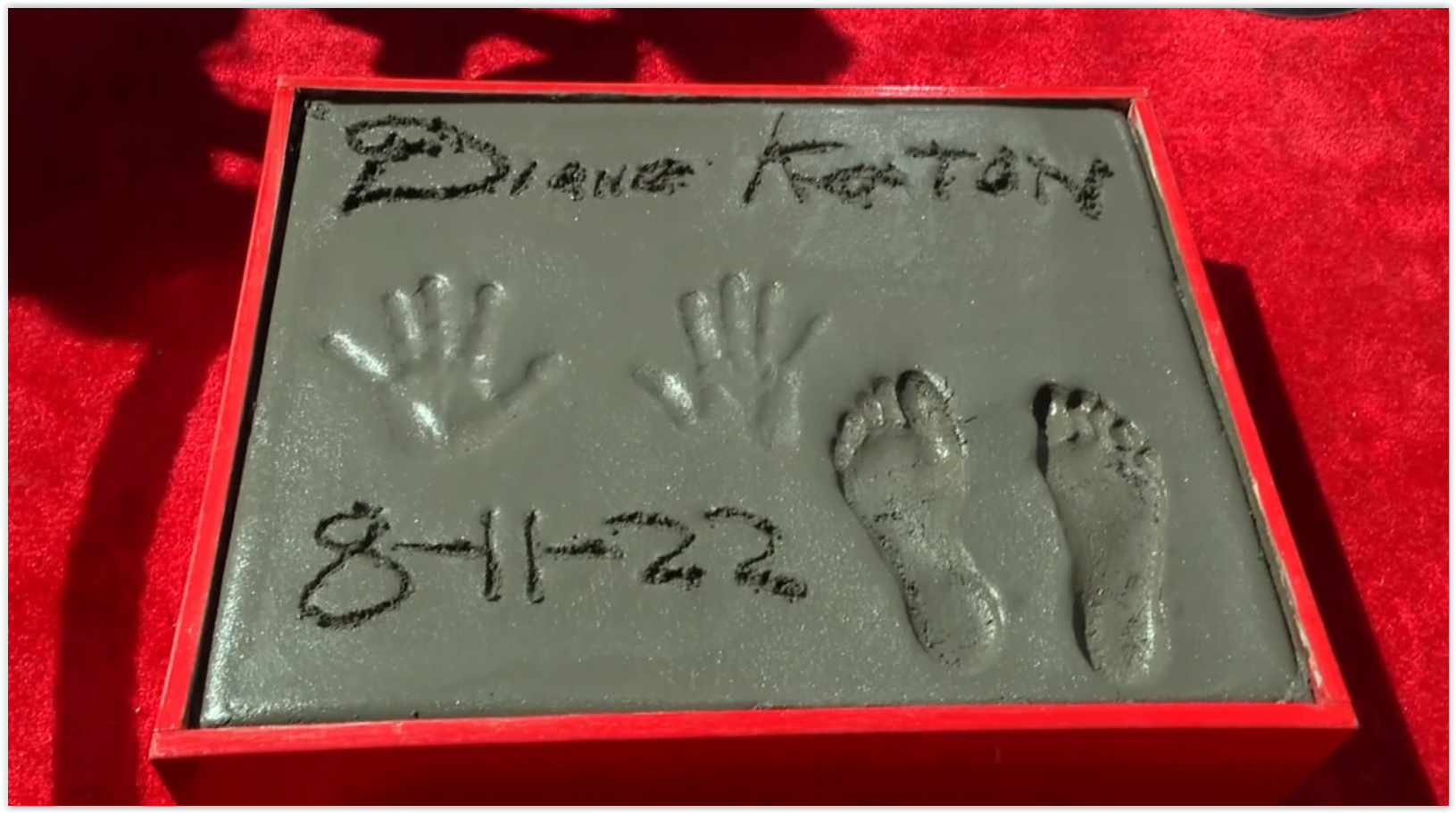 “Diane Keaton” ประทับรอยมือรอยเท้าที่  “TCL Chinese Theatre” 