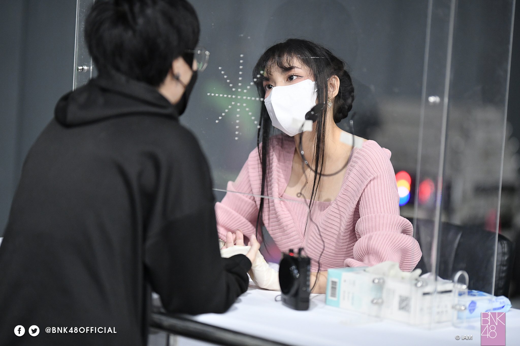  “เฌอปราง BNK48” สร้างสถิติจับมือตั้งแต่ 1 ทุ่ม ถึง ตี1  